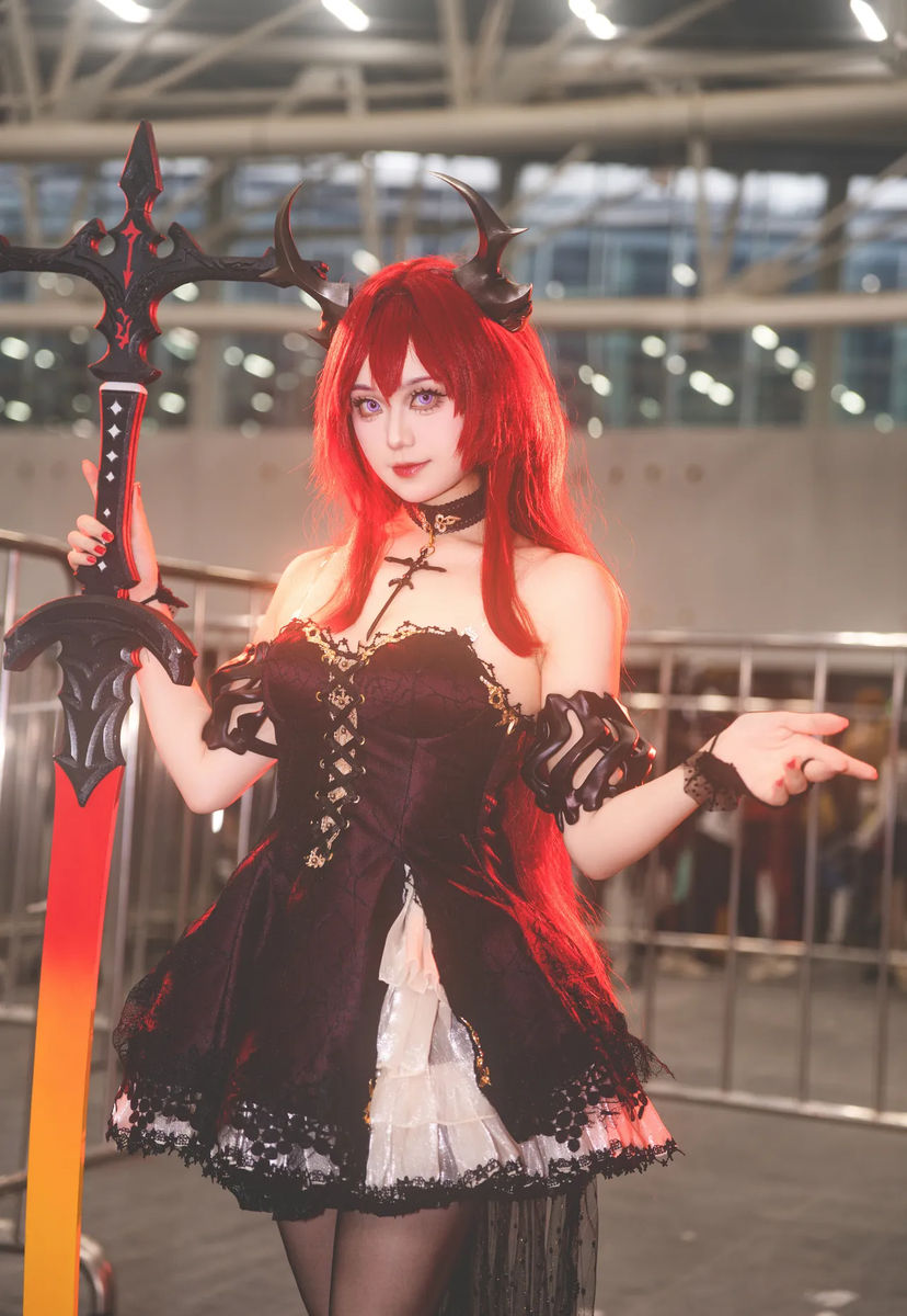 Surt Arknights Cosplay